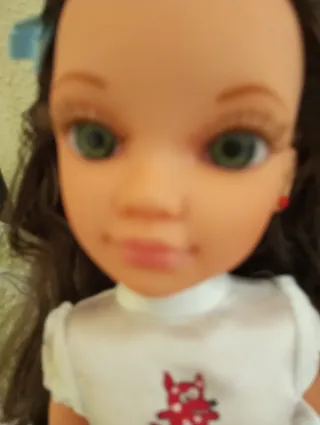 Muñeca con ojos verdes y pendientes