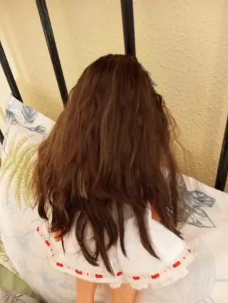 Muñeca con ojos verdes y pendientes