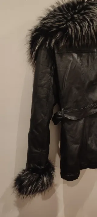 Abrigo de cuero negro con pelo