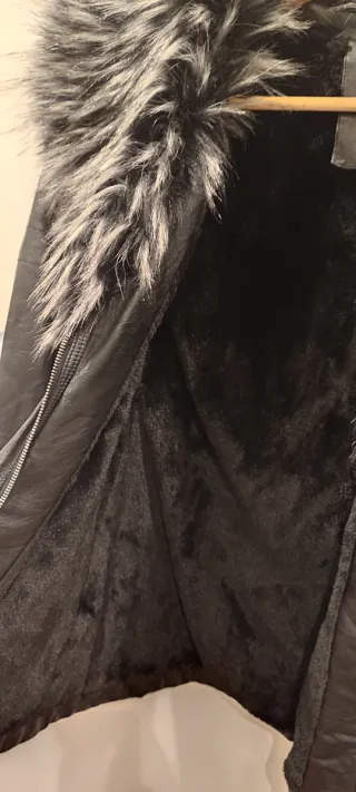 Abrigo de cuero negro con pelo