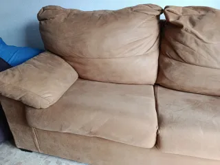 Sofá de tela beige y marrón