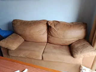 Sofá de tela beige y marrón