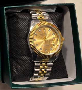 Reloj de lujo de color plata y dorado