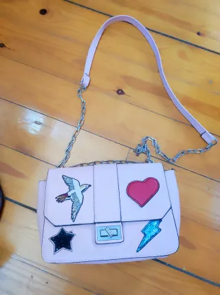 Bolso rosa con cadena y parches