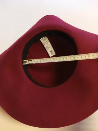 Sombrero rojo de ala ancha