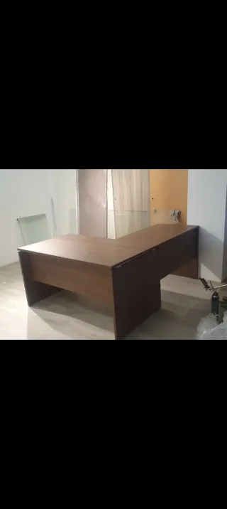 Escritorio de madera marrón
