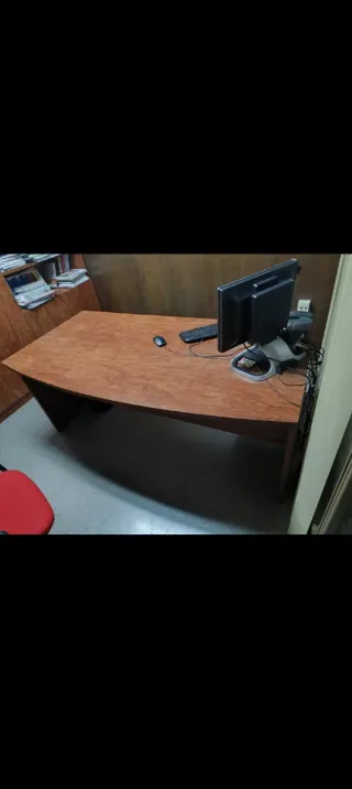 Escritorio de madera marrón