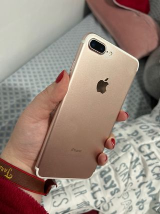 iPhone 7 Plus rosa (sembra dorato alla luce)