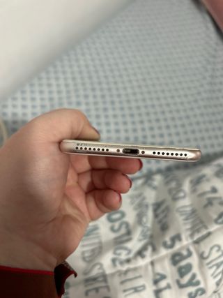 iPhone 7 Plus rosa (sembra dorato alla luce)