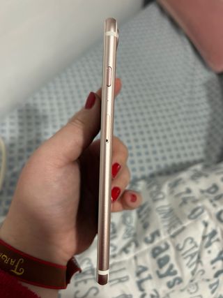 iPhone 7 Plus rosa (sembra dorato alla luce)