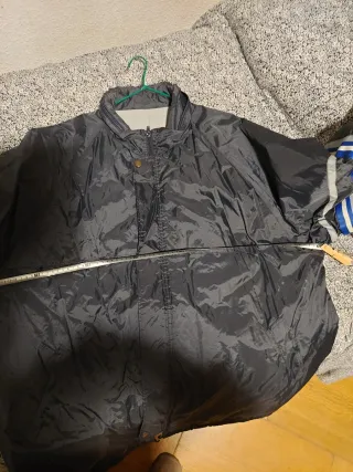 Chubasquero caballero negro