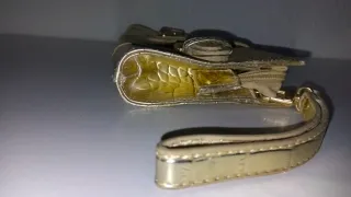 Bolso de fiesta dorado con asa de mano.