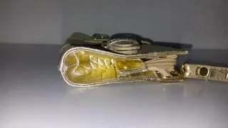 Bolso de fiesta dorado con asa de mano.