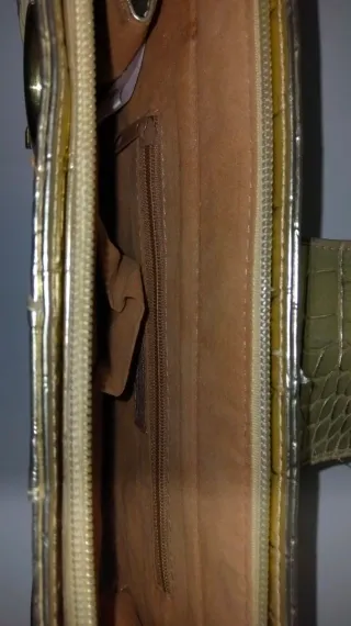 Bolso de fiesta dorado con asa de mano.