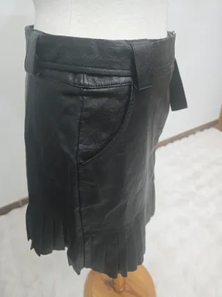 Falda negra polipiel con cinturón