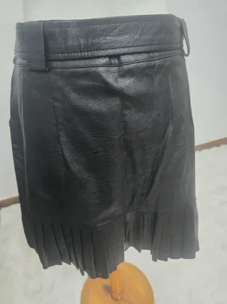 Falda negra polipiel con cinturón