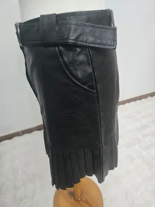 Falda negra polipiel con cinturón