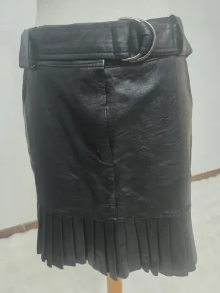 Falda negra polipiel con cinturón