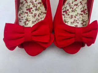 Zapatos de tacón rojos con lazo Talla 38