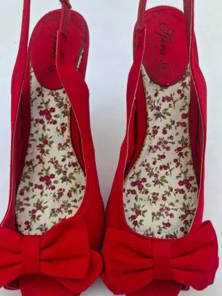 Zapatos de tacón rojos con lazo Talla 38