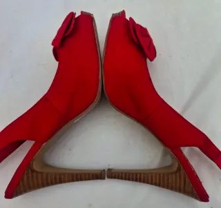 Zapatos de tacón rojos con lazo Talla 38