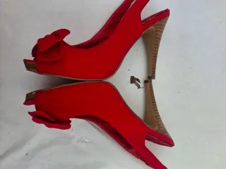 Zapatos de tacón rojos con lazo Talla 38
