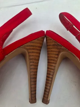 Zapatos de tacón rojos con lazo Talla 38