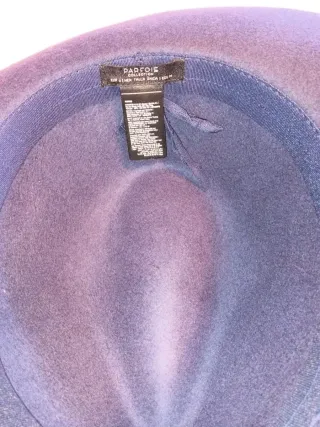 Sombrero azul con cinta marrón