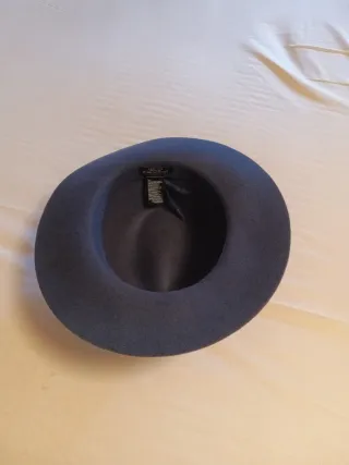 Sombrero azul con cinta marrón