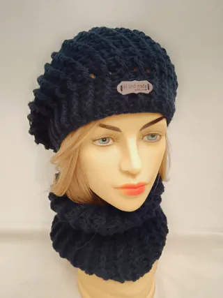 Set berretto e scaldacollo blu navy fatto a mano