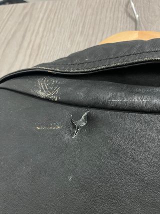 Chaqueta de cuero con flecos SIN MARCA talla L/XL.