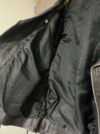 Chaqueta de cuero con flecos SIN MARCA talla L/XL.