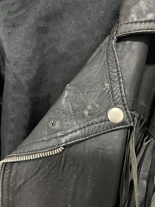 Chaqueta de cuero con flecos SIN MARCA talla L/XL.