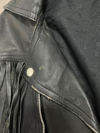 Chaqueta de cuero con flecos SIN MARCA talla L/XL.