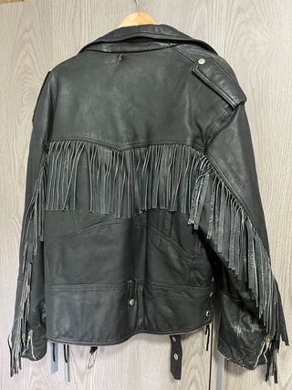 Chaqueta de cuero con flecos SIN MARCA talla L/XL.