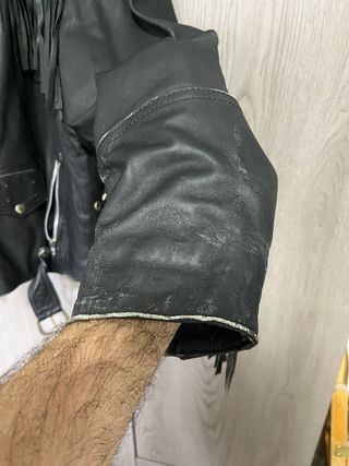 Chaqueta de cuero con flecos SIN MARCA talla L/XL.