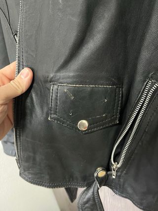 Chaqueta de cuero con flecos SIN MARCA talla L/XL.