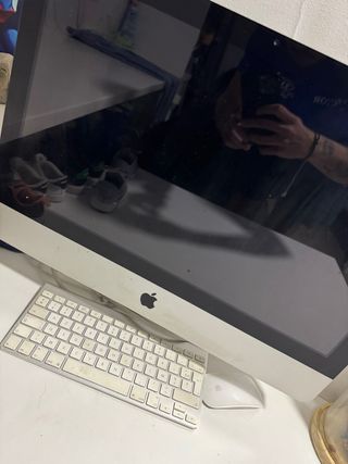 iMac con teclado y ratón preguntar por más cosas