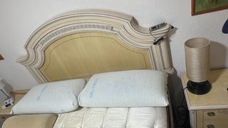 Cabecero de cama beige y dorado