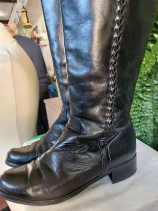 Stivali alti in pelle neri da donna