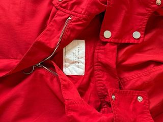 Chaqueta roja estilo capa