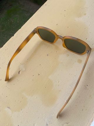 Occhiali da sole tartaruga con lenti verdi