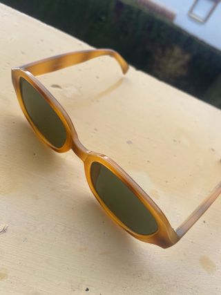 Occhiali da sole tartaruga con lenti verdi