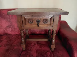 Mesita auxiliar de madera con cajón