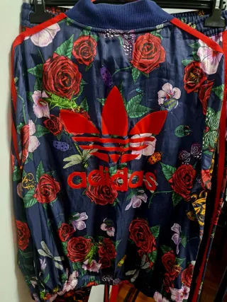 Conjunto Adidas x Rita Ora Floral Azul/Rojo