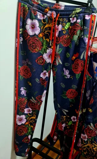 Conjunto Adidas x Rita Ora Floral Azul/Rojo