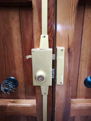 Puerta Exterior Madera con Forja