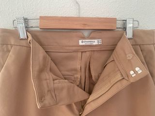 Pantalón beige Stradivarius