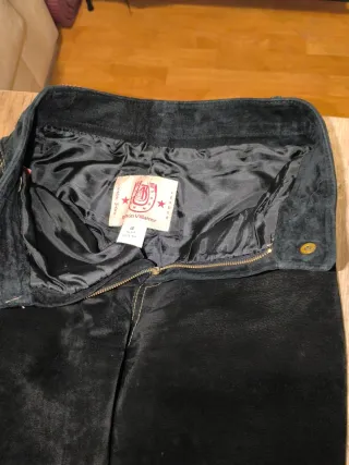 Pantalón Piel Ante Negro Talla L da menos talla