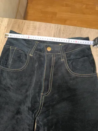 Pantalón Piel Ante Negro Talla L da menos talla